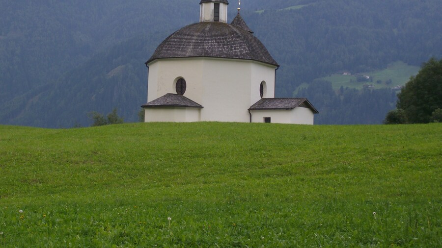 Photo "Italy, South Tirol, Wiesen, Heilig Grab Kapelle bei Schloss Moos. The chapel was built in an octagonal form on the initiative of Daniel von Elzenbaum at that time administrator of the parish of Sterzing. The chapel was consecrated in 1631 and is formed by a room sufficient to accommodate a simulacrum of the Holy Sepulchre which is decorated and open to the public every year for Easter." by Piergiuliano Chesi (Creative Commons Attribution 3.0) / Cropped from original