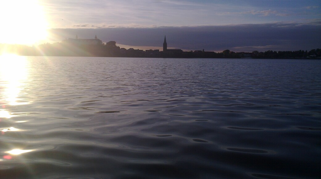 Foto „Großer Plöner See“ von humungoulus (CC BY)/zugeschnittenes Original