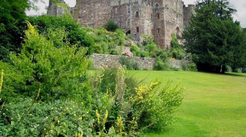 Photo "Berkeley Castle" by Howard Morland (CC BY-SA) / Cropped from original