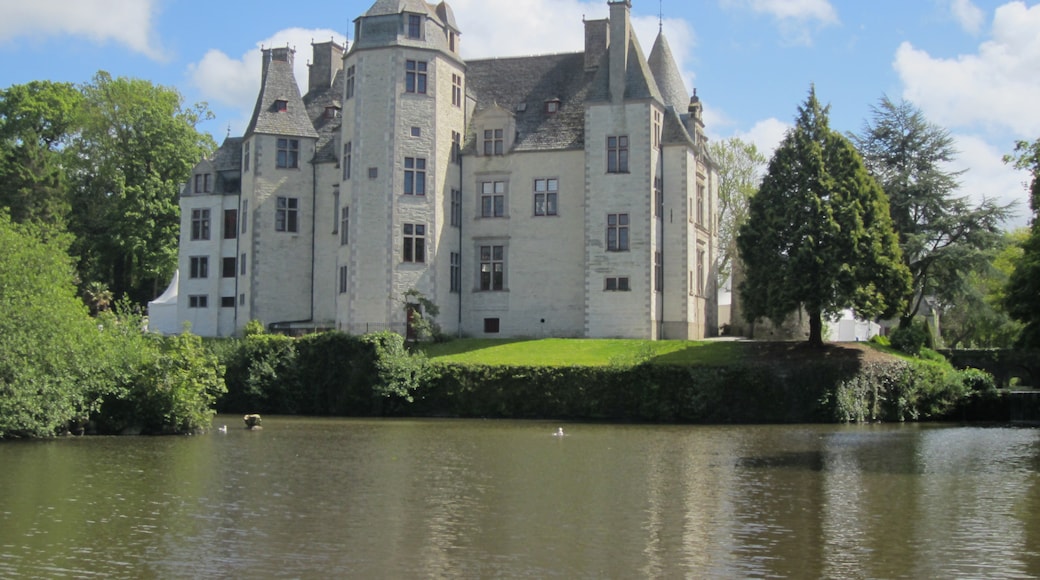 « Château des Ravalet», photo de Xfigpower (CC BY-SA) / rognée de l’originale