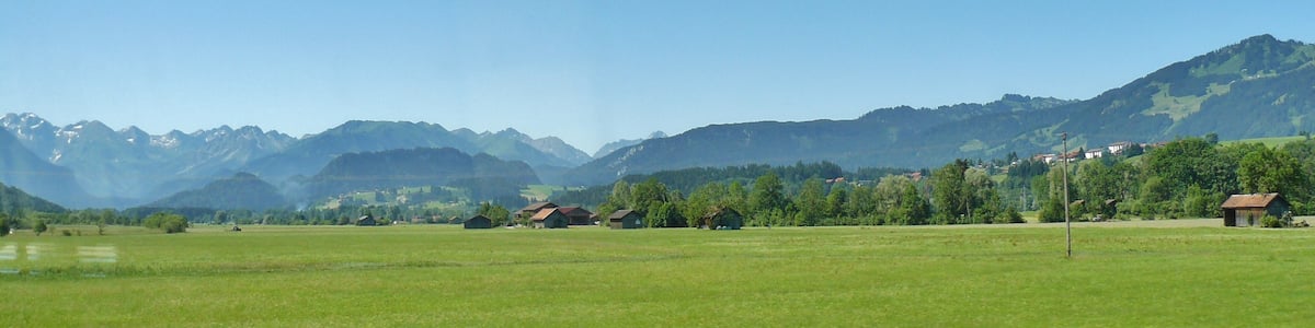 Photo "Blick nach Süden aus der Allgäubahn von Ulm nach Oberstdorf" by qwesy qwesy (Creative Commons Attribution 3.0) / Cropped from original