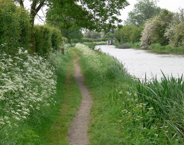 West along the Grand Union Canal South of Leicester.