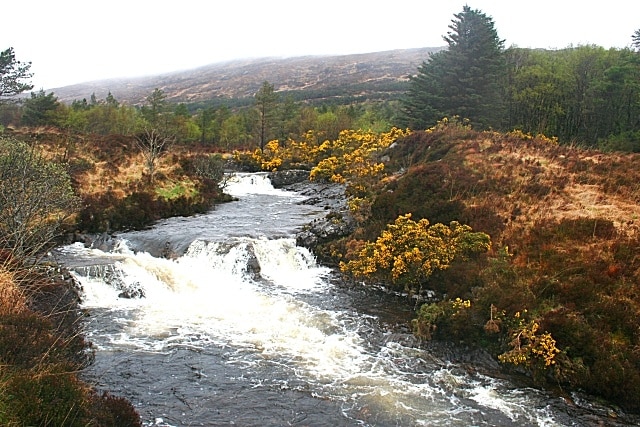 Kinloch River. From the same viewpoint as 28852. There's quite a difference when the river is in spate.