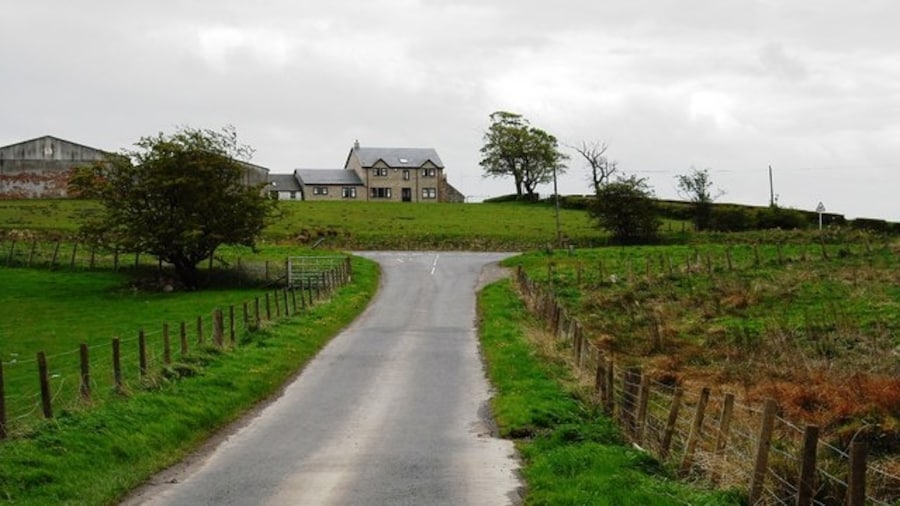 Photo "North Linrigg Farm. Farmhouse has been redeveloped in the last 3 years.199175" by Jim Smillie (Creative Commons Attribution-Share Alike 2.0) / Cropped from original
