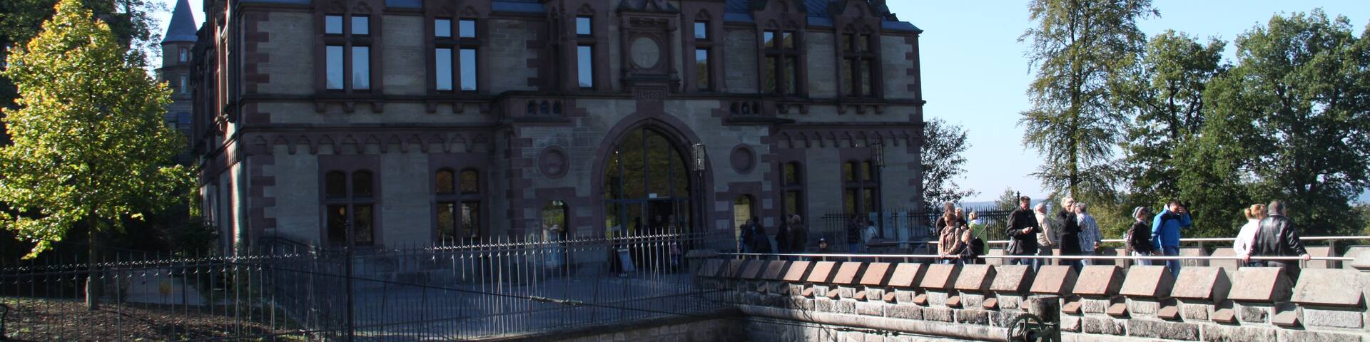 Schloss Drachenburg, Haupteingangsbereich