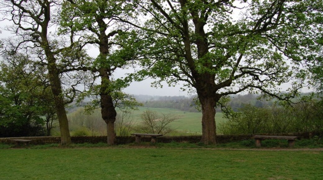 Photo "Oakwell Hall and Country Park" by SMJ (CC BY-SA) / Cropped from original