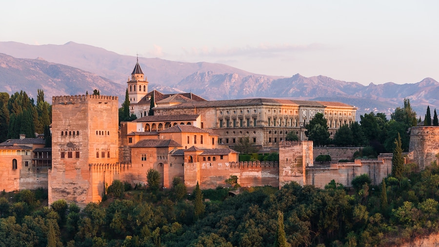 Photo "Dawn on Charles V palace in Alhambra, Granada, Spain" by undefined (Creative Commons Zero, Public Domain Dedication) / Cropped from original