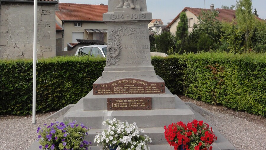 Photo "Haudainville (Meuse) monument aux morts" by undefined (Creative Commons Zero, Public Domain Dedication) / Cropped from original