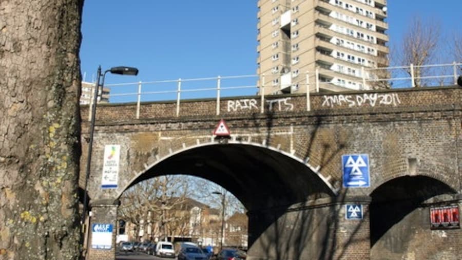 Photo "Railway bridge, Silchester Road, W10, carrying the Circle and Hammersmith & City lines between Latimer Road and Ladbroke Grove stations. Rearing above the parapet is the 20-storey Whitstable House, built in 1966." by Derek Harper (Creative Commons Attribution-Share Alike 2.0) / Cropped from original