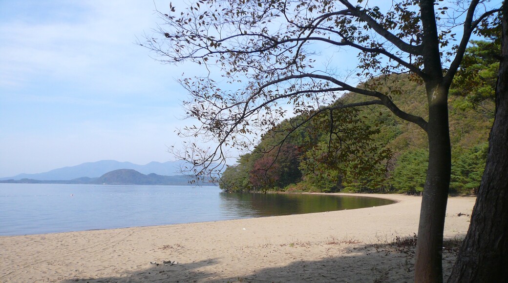 Foto „Inawashiro-See“ von Fumihiko Ueno (CC BY)/zugeschnittenes Original