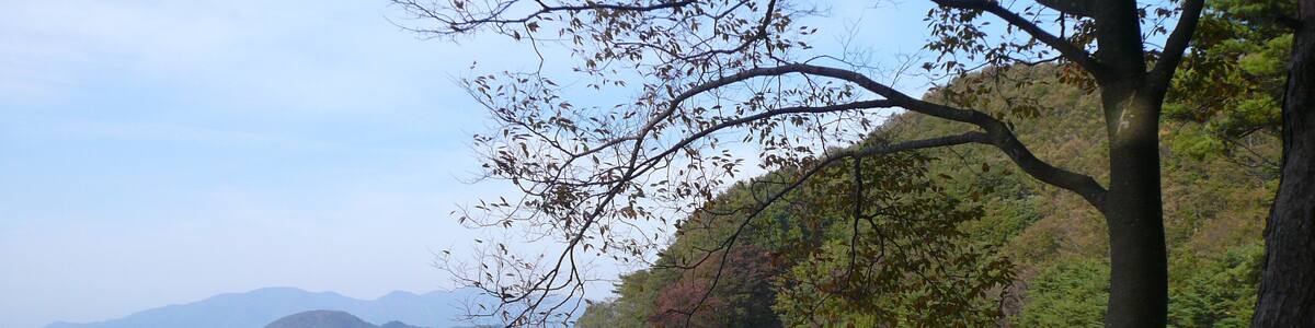 Photo "Lake INAWASHIRO" by Fumihiko Ueno (Creative Commons Attribution 3.0) / Cropped from original