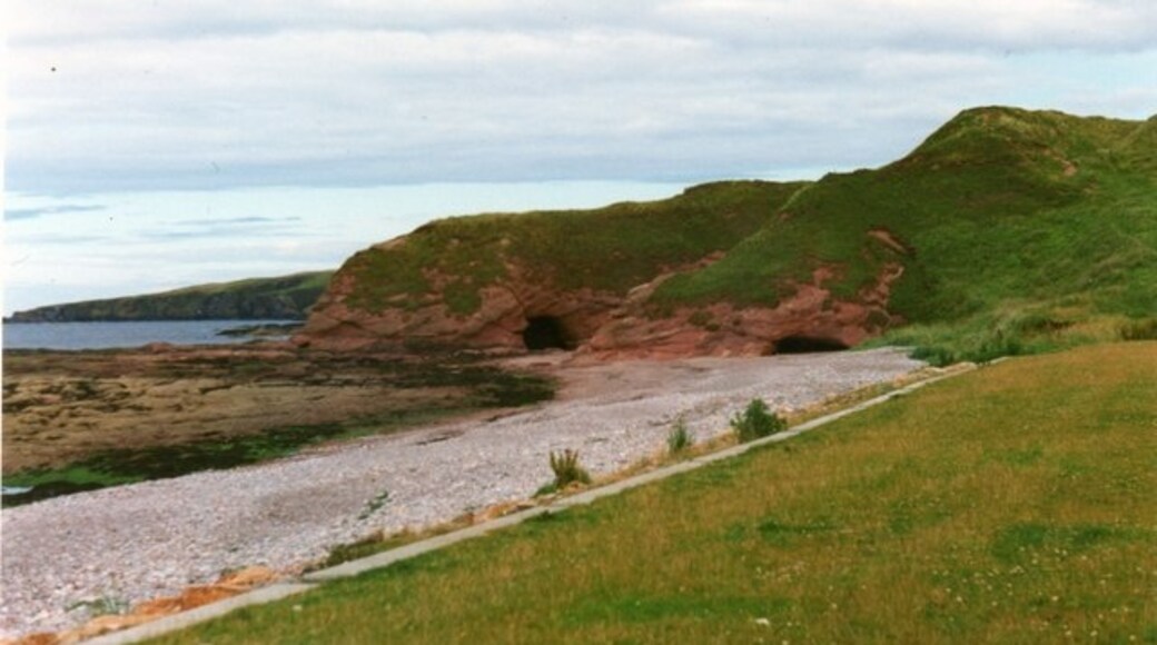 Photo "New Aberdour Beach" by Andrew Wood (CC BY-SA) / Cropped from original