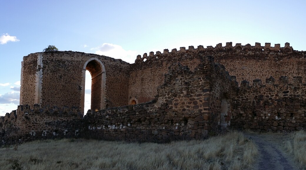 Foto ‘Castillo de Montalbán’ van Antoni Pons Oliver (CC BY-SA) / bijgesneden versie van origineel