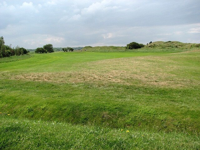 Golf course At the end of Beach Road the eastern section of Hunstanton golf links is traversed by the path to the beach; signs alert walkers to the dangers of flying golf balls.