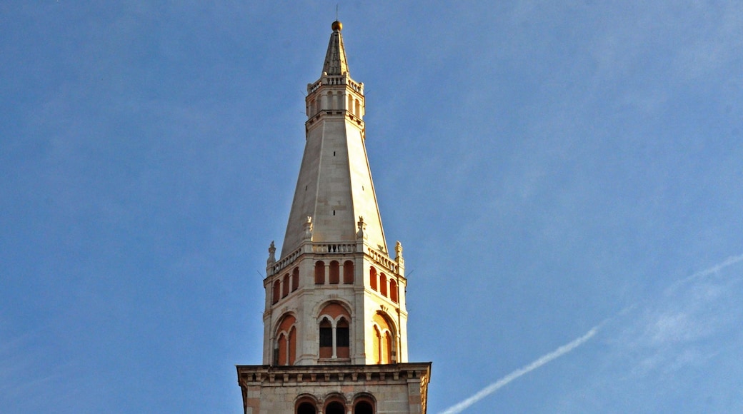 Photo "Modena Cathedral" by Chiara Salazar Chiesa (page does not exist) (CC BY-SA) / Cropped from original