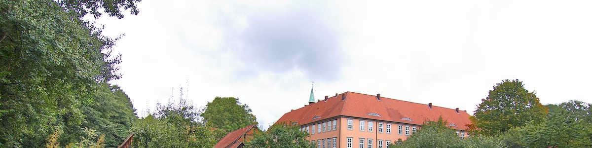 Photo "Das Kloster Isenhagen am Ortsrand von Hankensbüttel entstand in den Jahren 1345–1350 als Zisterzienserinnenkloster und ist seit 1540 ein evangelisches Damenstift." by Losch (Creative Commons Attribution-Share Alike 3.0) / Cropped from original