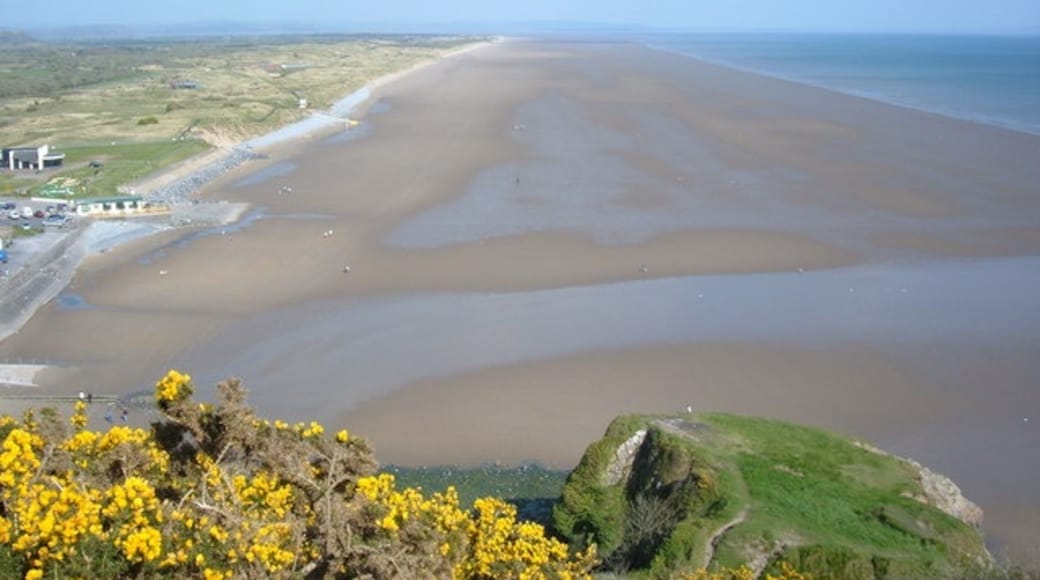 Photo "Pendine Sands" by Kevin Trahar (CC BY-SA) / Cropped from original