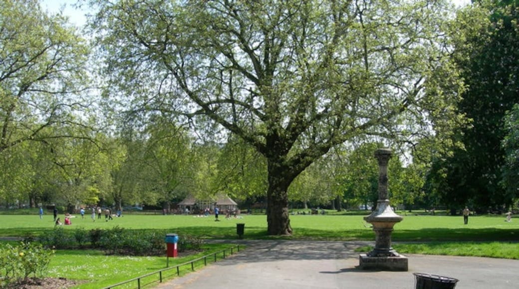 Photo "Kennington Park" by Danny Robinson (CC BY-SA) / Cropped from original