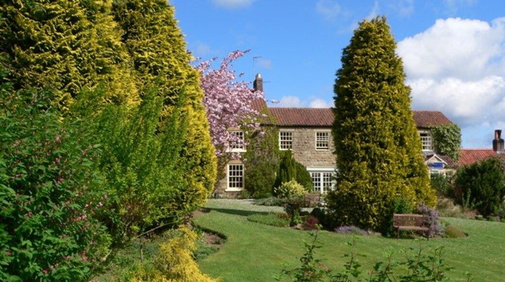 Photo "Newby and Scalby" by Brian Walker (CC BY-SA) / Cropped from original