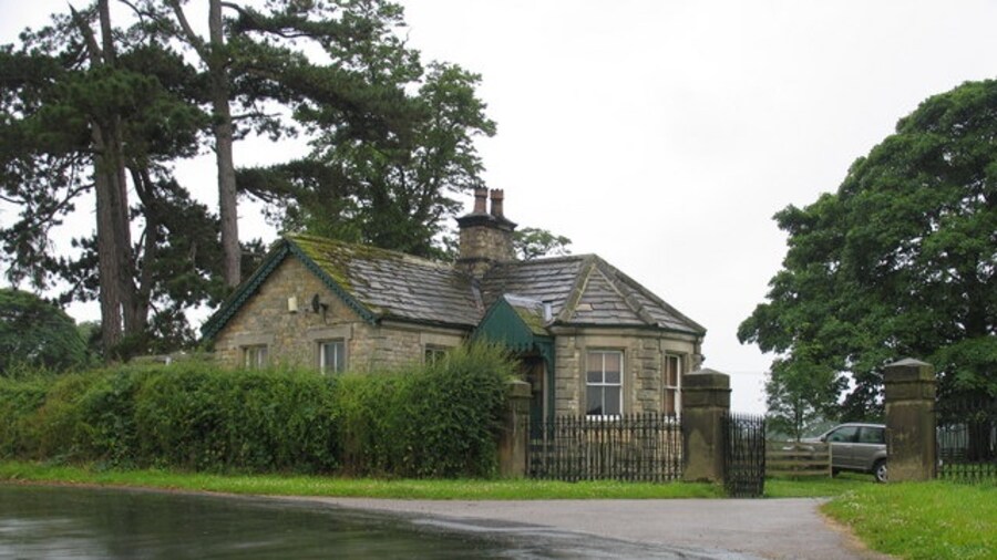 Photo "Sleningford Park Entrance The Lodge at Sleningford Park stands at the junction of New Road and Holmetree Lane." by David Rogers (Creative Commons Attribution-Share Alike 2.0) / Cropped from original