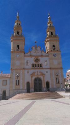 Iglesia de Nuestra Señora de la Asunción en la plaza de Campoamor