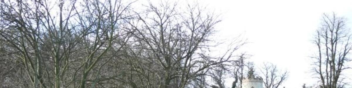 Photo "Eccles St Mary Church" by Bernd Jatzwauk (Creative Commons Attribution-Share Alike 2.0) / Cropped from original