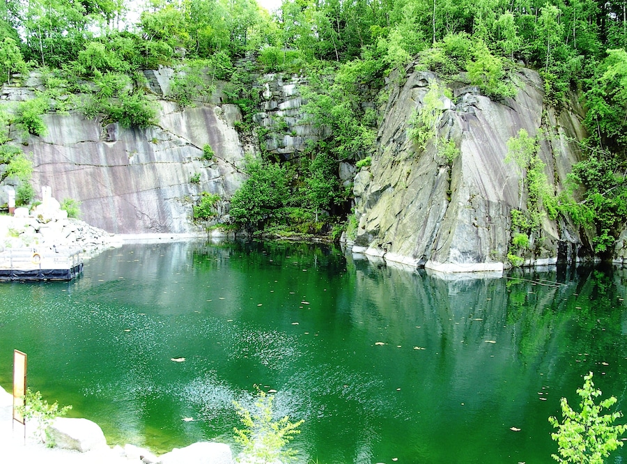Außenbereich des Granitzentrums Hauzenberg.
