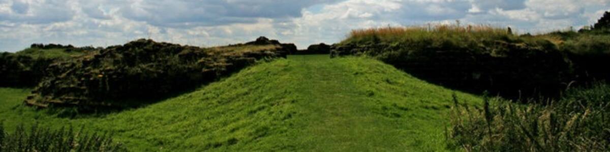 Photo "Bolingbroke Castle Gatehouse" by Darren Hendley (Creative Commons Attribution-Share Alike 2.0) / Cropped from original