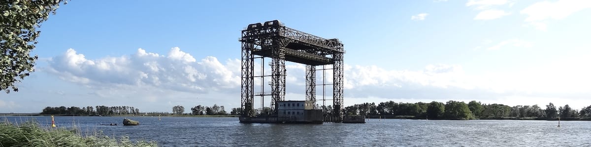 Photo "Hubbrücke Karnin" by Cherubino (Creative Commons Attribution-Share Alike 4.0) / Cropped from original