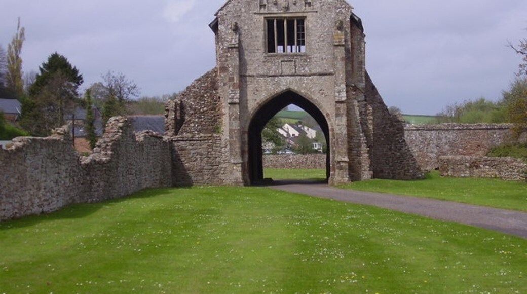 Photo "Cleeve Abbey" by james denham (CC BY-SA) / Cropped from original