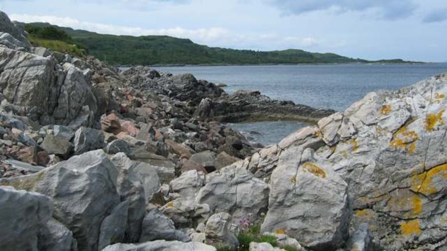 Photo "Rocks at Rubh' a'Chairn Mhoir. On the southern shore of the Sound of Arisaig." by John Allan (Creative Commons Attribution-Share Alike 2.0) / Cropped from original