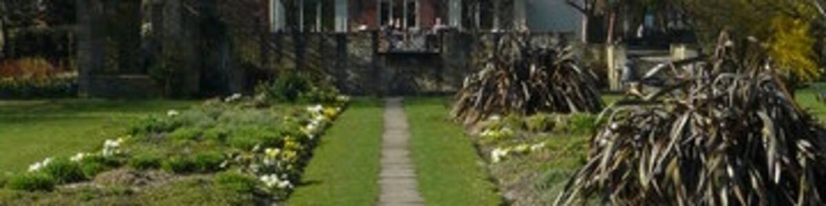 Photo "Path in Beddington Park The path leads towards The Grange, a restaurant and bar." by Peter Trimming (Creative Commons Attribution-Share Alike 2.0) / Cropped from original