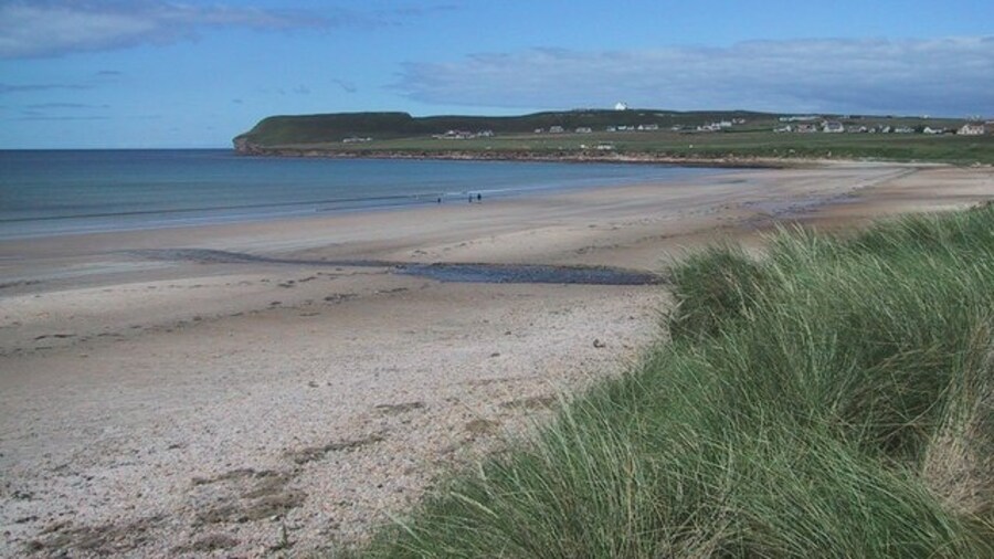 Photo "Dunnet Beach" by Sarah Charlesworth (Creative Commons Attribution-Share Alike 2.0) / Cropped from original