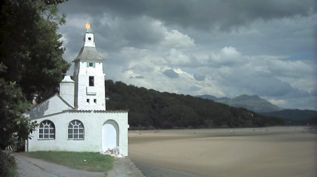 Photo "Portmeirion Sands" by Steve Rigg (CC BY-SA) / Cropped from original