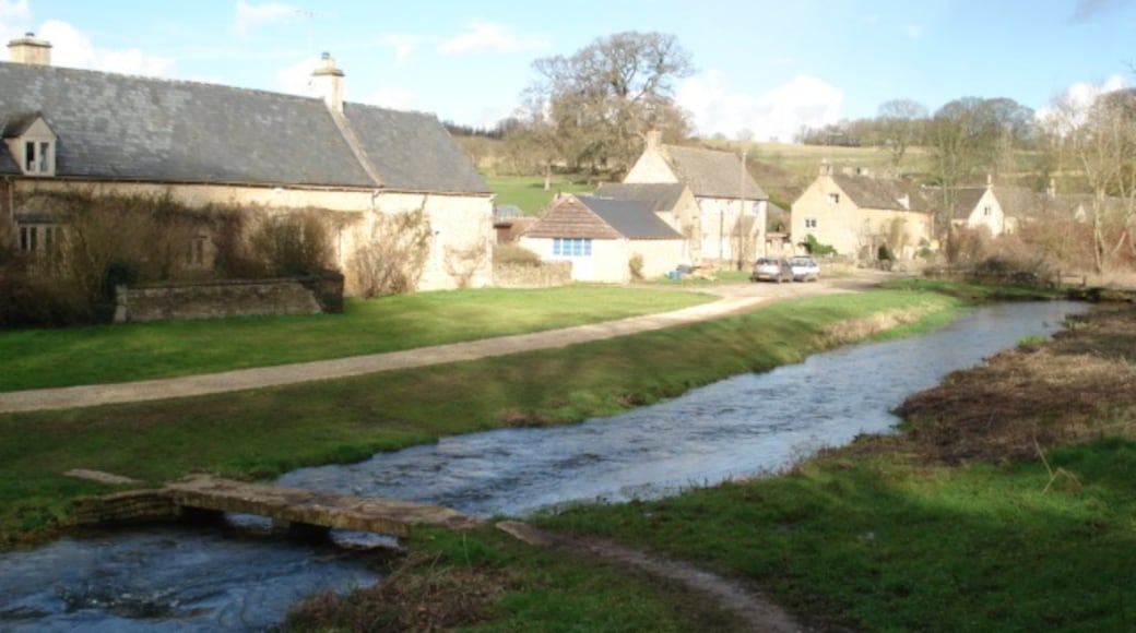 Photo "Upper Slaughter" by Trevor Rickard (CC BY-SA) / Cropped from original