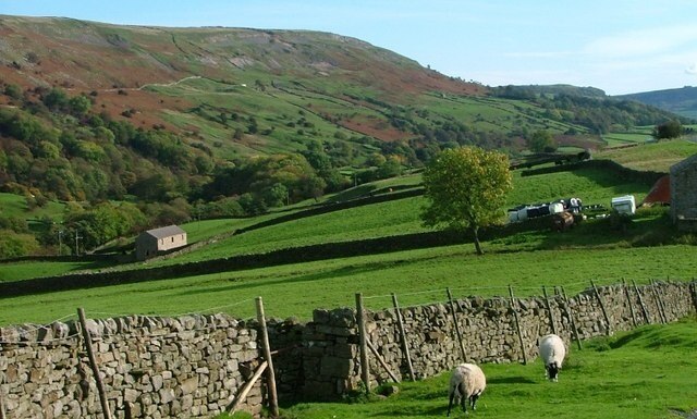 "Reeth"-foto av Mick Garratt (CC BY-SA) / Urklipp från original