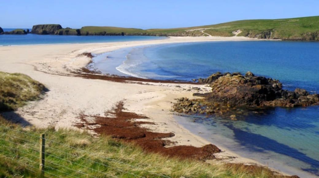 "Saint Ninian's Isle Tombolo"-foto av Stuart Wilding (CC BY-SA) / Urklipp från original