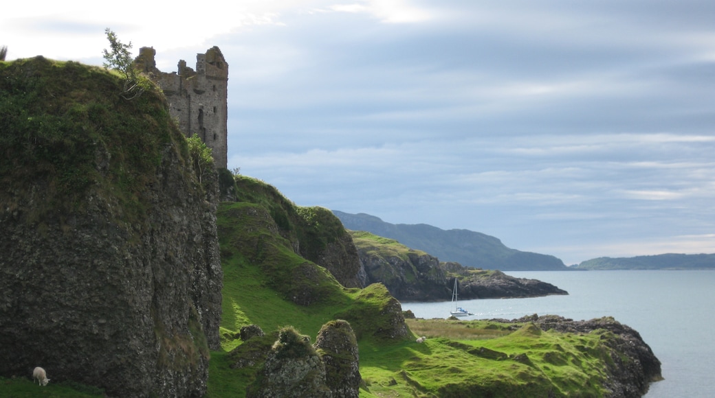 Photo "Gylen Castle" by Rebecca Beeston (CC BY-SA) / Cropped from original