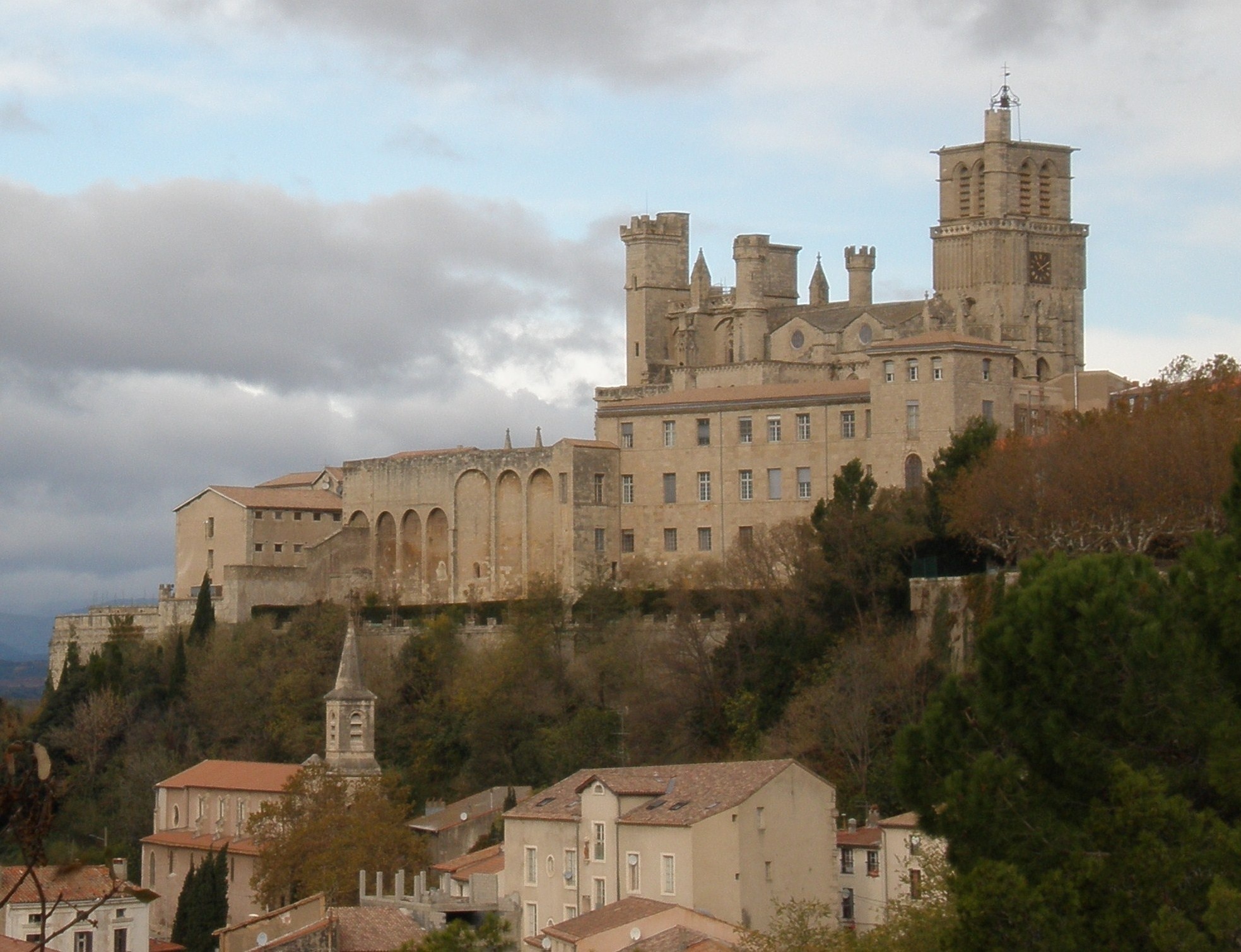 La cathédrale Saint-Nazaire de Béziers (France) et en contrebas, l'église Saint-Jude
