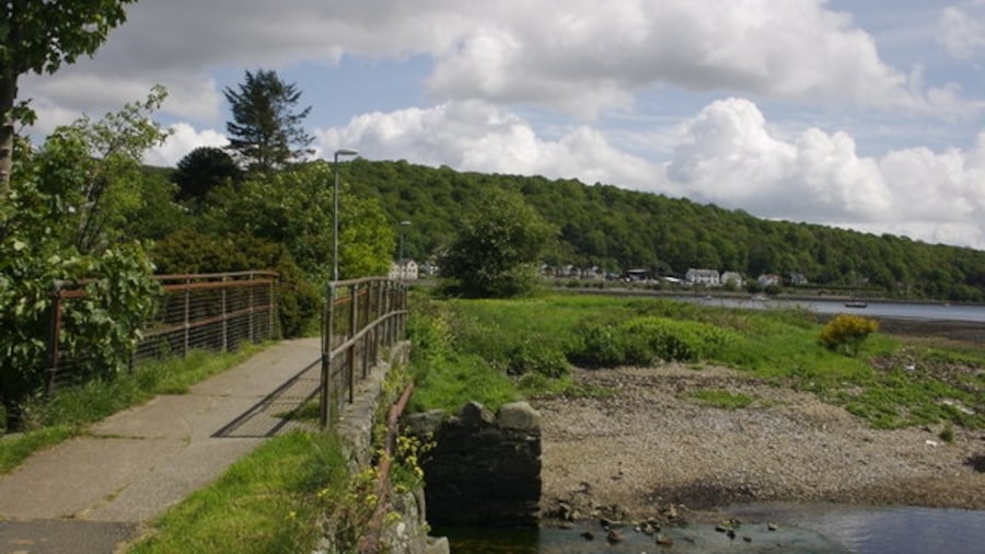 Photo "Head of Gare Loch View of a Bridge at the head of Gare Loch looking towards Garelochhead" by George Rankin (Creative Commons Attribution-Share Alike 2.0) / Cropped from original
