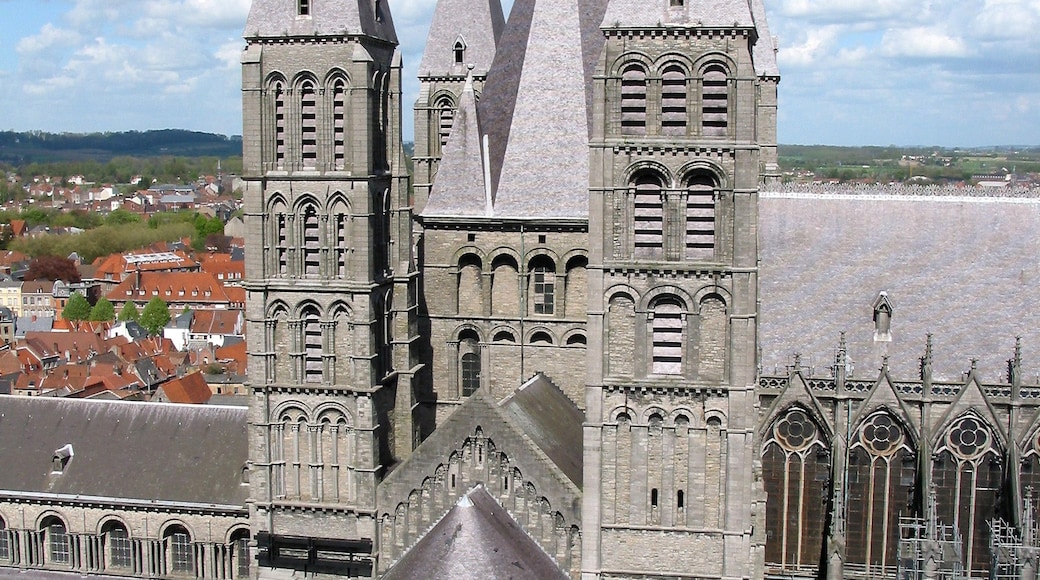 Foto „Kathedrale Notre-Dame de Tournai“ von Jean-Pol GRANDMONT (CC BY)/zugeschnittenes Original