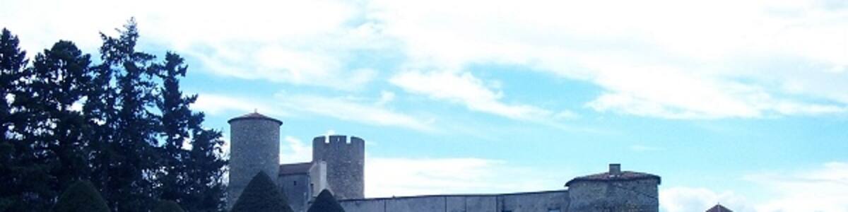 Photo "Le Château de Ravel" by Frédéric BENIER (Creative Commons Attribution-Share Alike 3.0) / Cropped from original