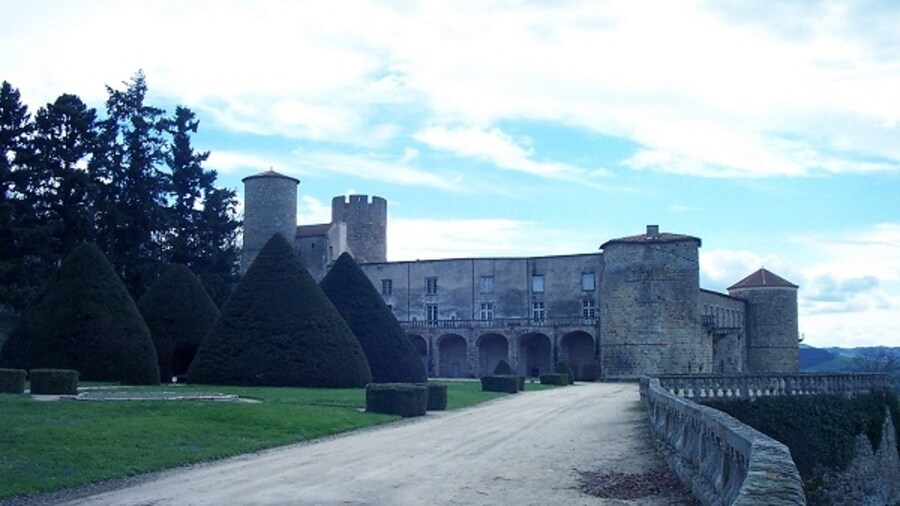 Photo "Le Château de Ravel" by Frédéric BENIER (Creative Commons Attribution-Share Alike 3.0) / Cropped from original