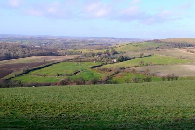 Farmland near Askerswell. View N from the Spyway road. The farm in the distance is North Eggardon farm in 5394. South Eggardon Farm is hidden in the valley in the foreground