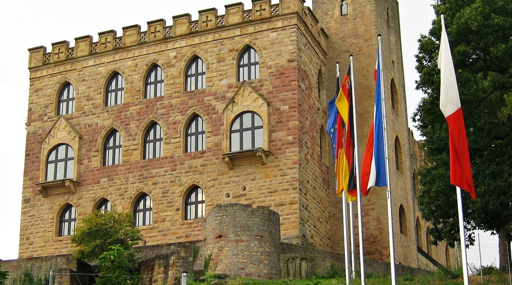Foto „Hambacher Schloss“ von fotogoocom (CC BY)/zugeschnittenes Original