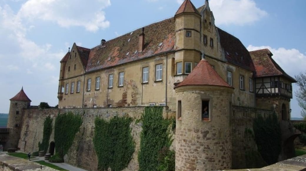 Foto „Burg Stettenfels“ von K-H Lipp on geo.hlipp.de (CC BY-SA)/zugeschnittenes Original