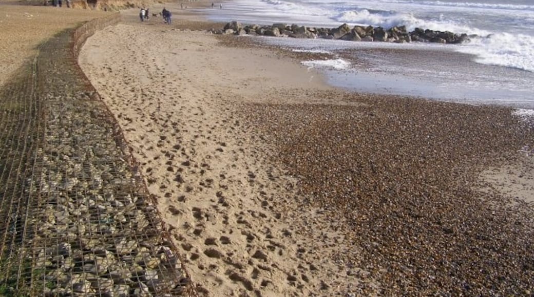 Photo "Hengistbury West Beach" by Jim Champion (CC BY-SA) / Cropped from original