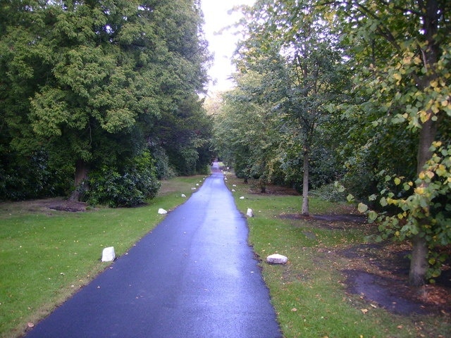 One way approach track to Linden Hall Hotel