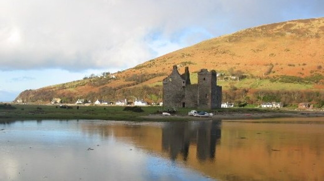 Photo "Lochranza Castle" by Chris McLean (CC BY-SA) / Cropped from original