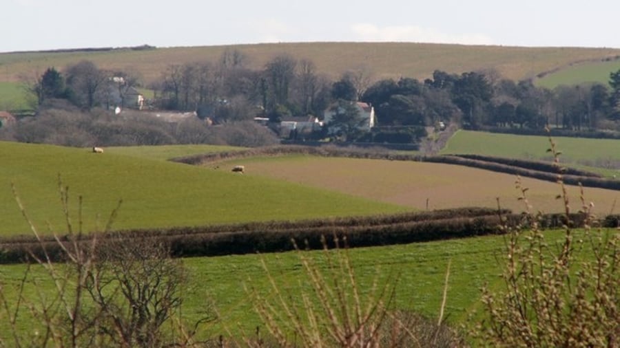 Photo "Bron Y Garth, Woodtown, Near Bideford" by Roger A Smith (Creative Commons Attribution-Share Alike 2.0) / Cropped from original